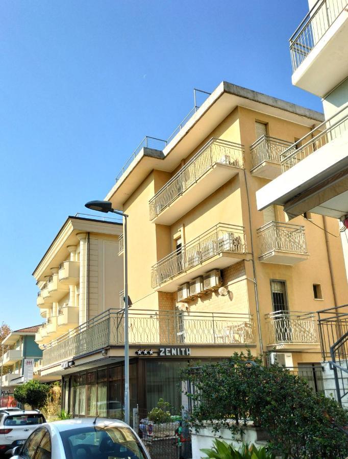 Hotel Zenith Ріміні Екстер'єр фото