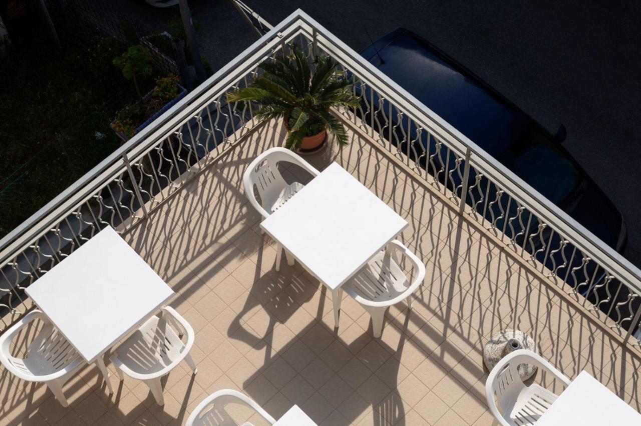 Hotel Zenith Ріміні Екстер'єр фото