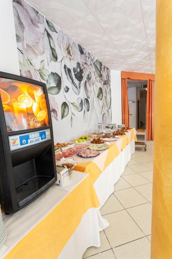 Hotel Zenith Ріміні Екстер'єр фото